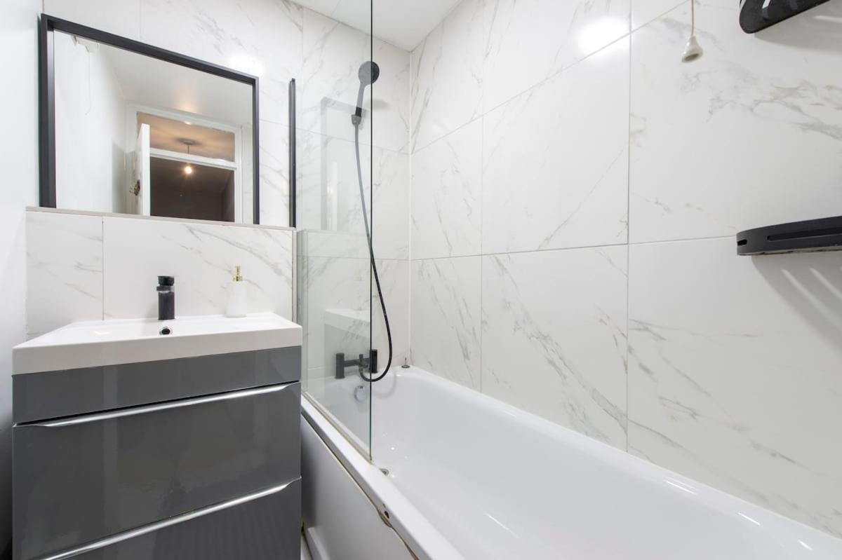 Lovely 2-Bed 20 Mins To Central London Londres Exterior foto
