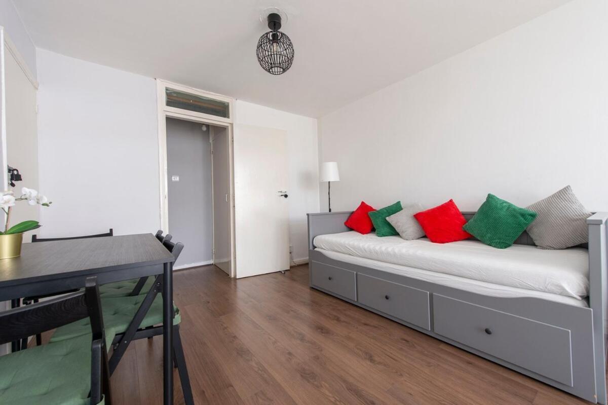 Lovely 2-Bed 20 Mins To Central London Londres Exterior foto